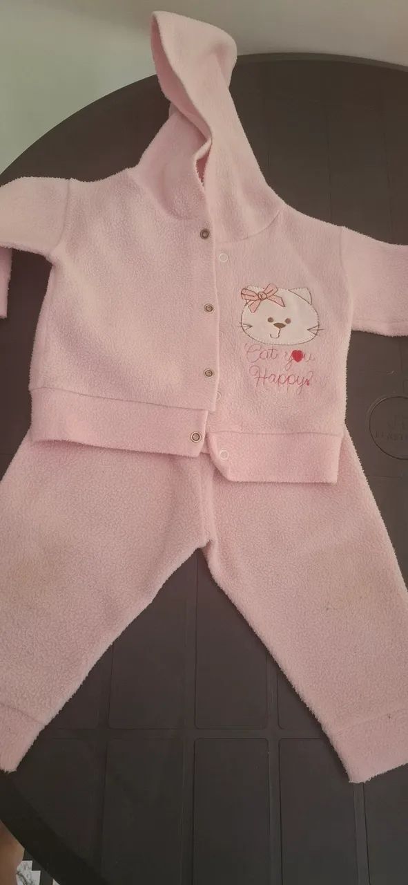 Macacão jeans bebe tamanho M e conjunto moletom  - Foto 5