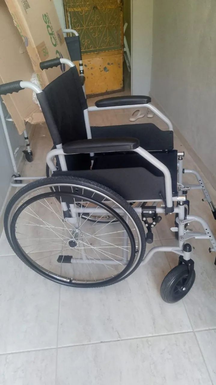 Vende-se Kit Cadeira de rodas e de banho 3 em 1 - Foto 3
