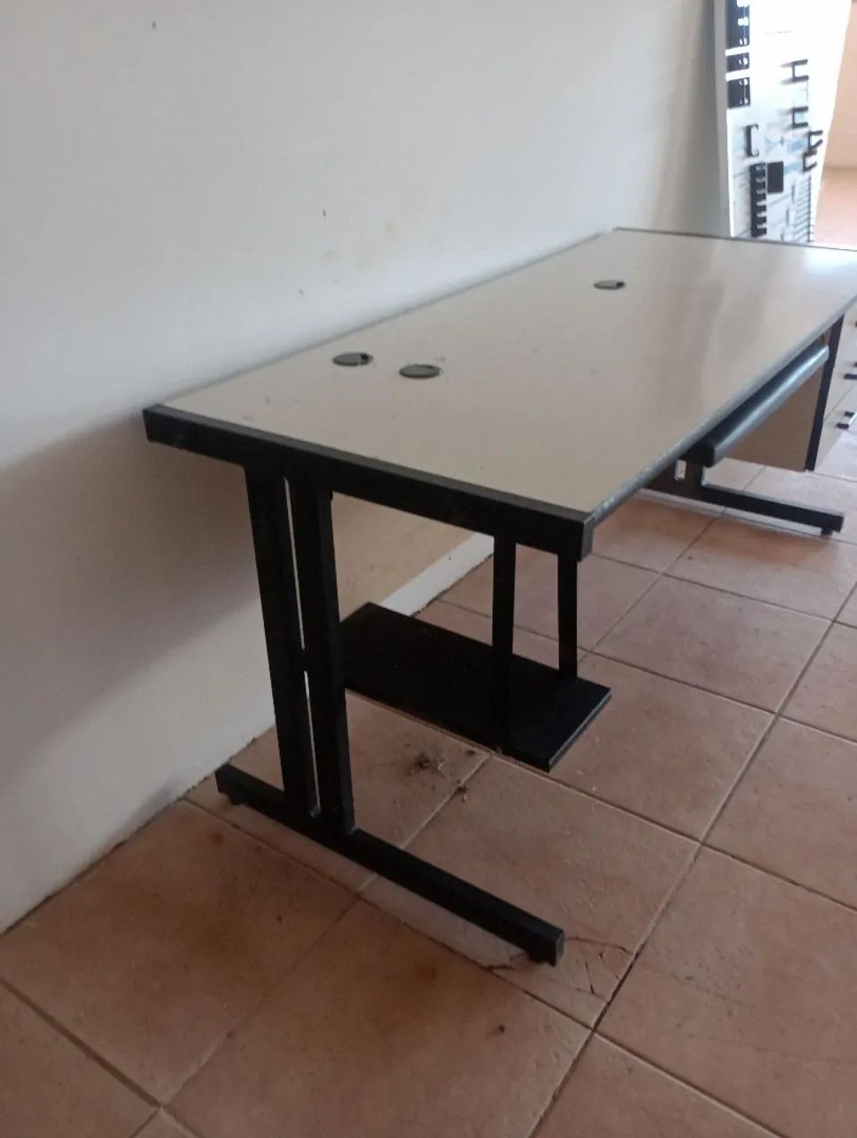 MESA DE COMPUTADOR COM ESPAÇO PARA CPU IMPRESSORA E MUITO MAIS TEM 3 GAVETAS CHAVEADAS  - Foto 5