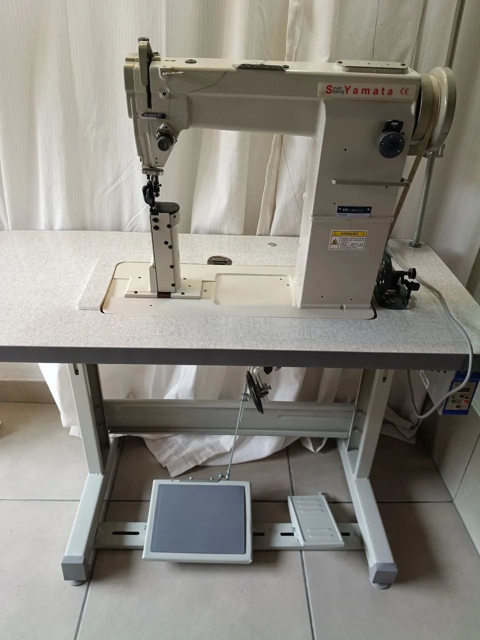 Máquina de costura industrial.