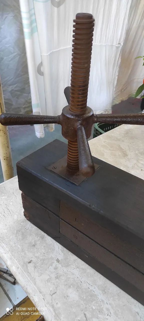 Prensa antiga,manual,uma relíquia: - Foto 4