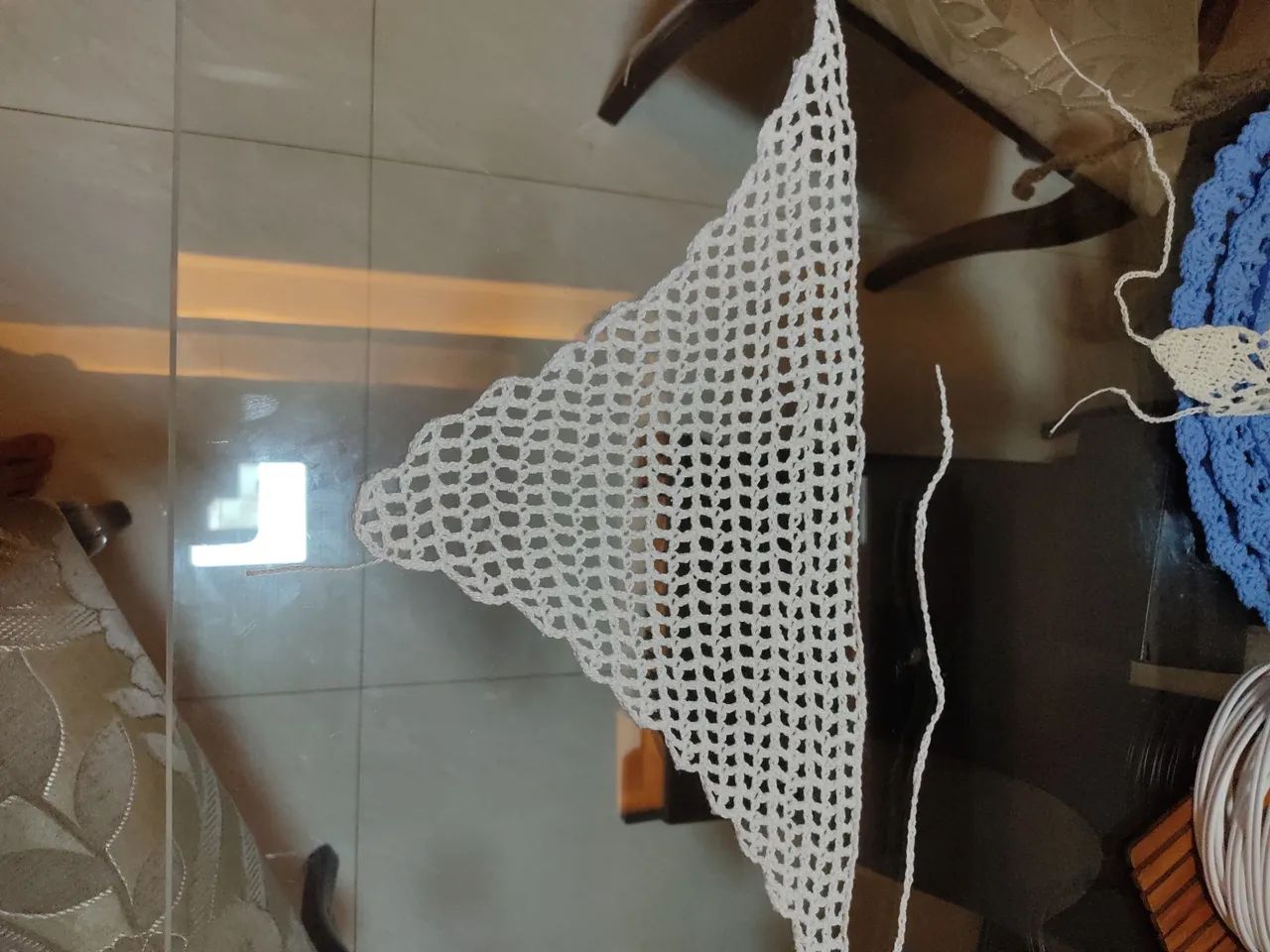 Bandana triangular branca de crochê(2mm) - Foto 2