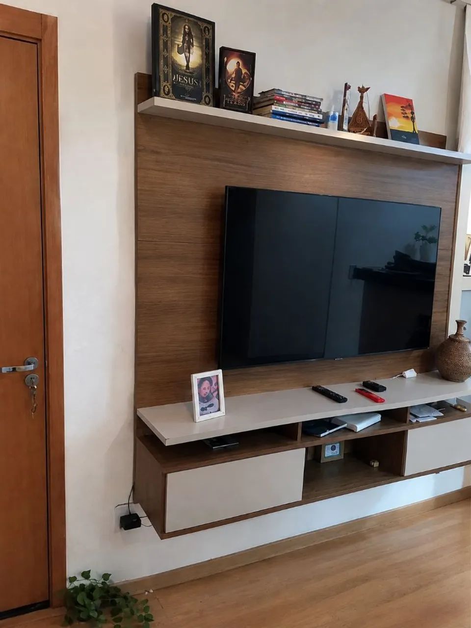 Vendo painel para TV de até 60 polegadas