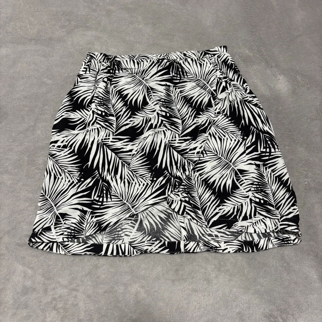 Saia Praiana Preta e Branca H&M