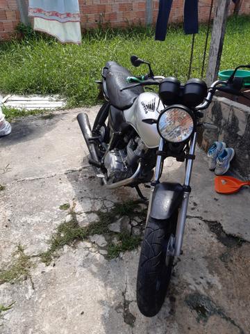 Vende-se uma moto Honda ano 2002