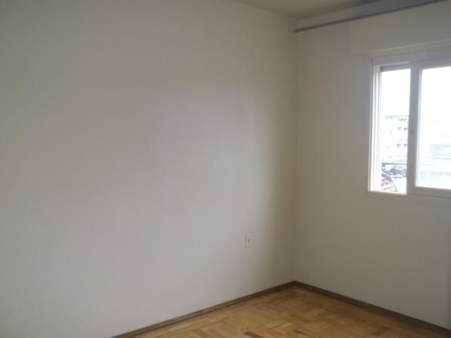 Apartamento dois dormitórios + dep. de empregada, central, ótimo para estudantes - Foto 4