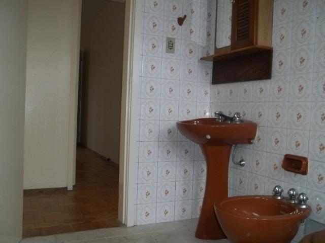 Apartamento dois dormitórios + dep. de empregada, central, ótimo para estudantes - Foto 8