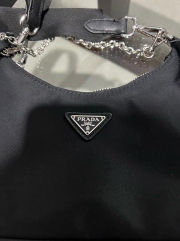 prada black bolsa with silver chain