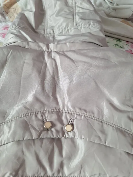Jaqueta puffer com capuz com pelo