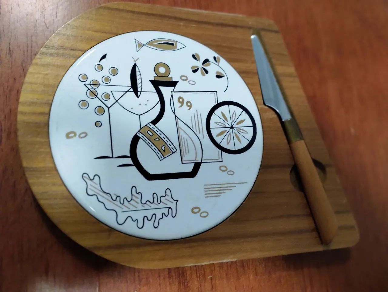 Conjunto de travessas de queijo em caixa com faca e azulejo para cortar queijo