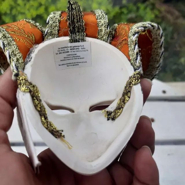 máscara veneziana antiga em porcelana com pintura manual - Foto 5