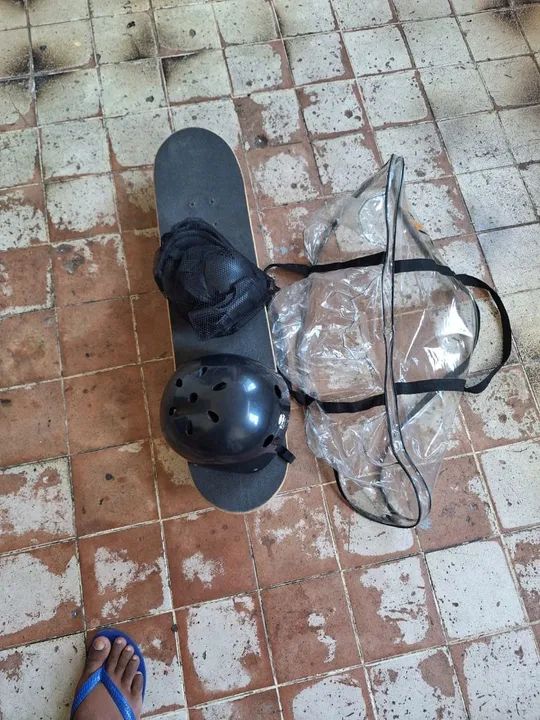 Skate tradicional + equipamento de proteção