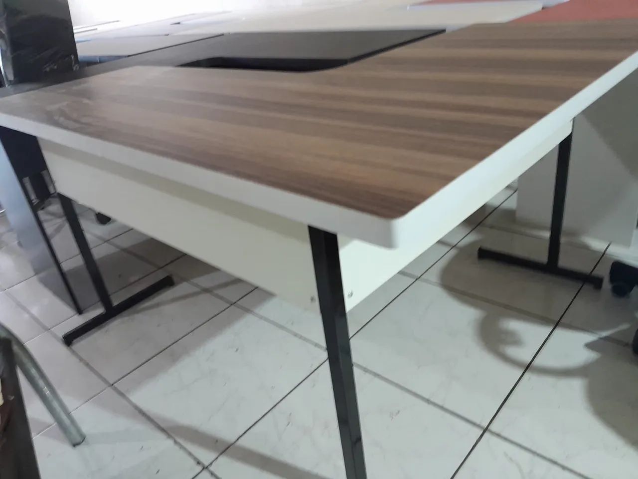 A- escrivaninha L mdf cor nogal e branca - entrego