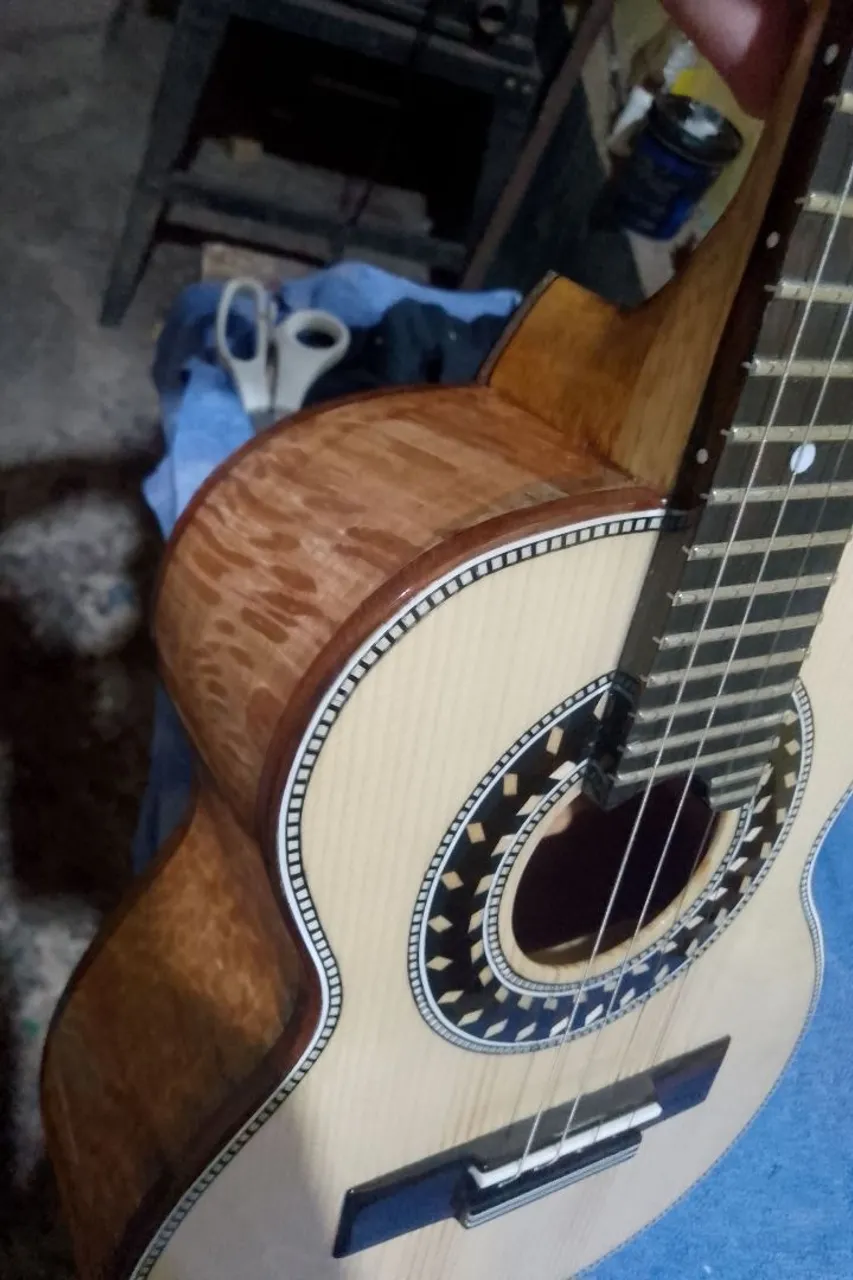 Cavaquinho Artesanal de Madeira de lei maciça grevílea Nobre