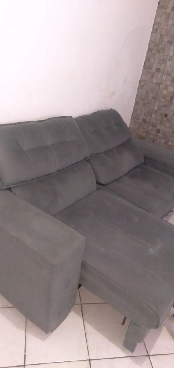 Sofá Cinza Confortável e Espaçoso