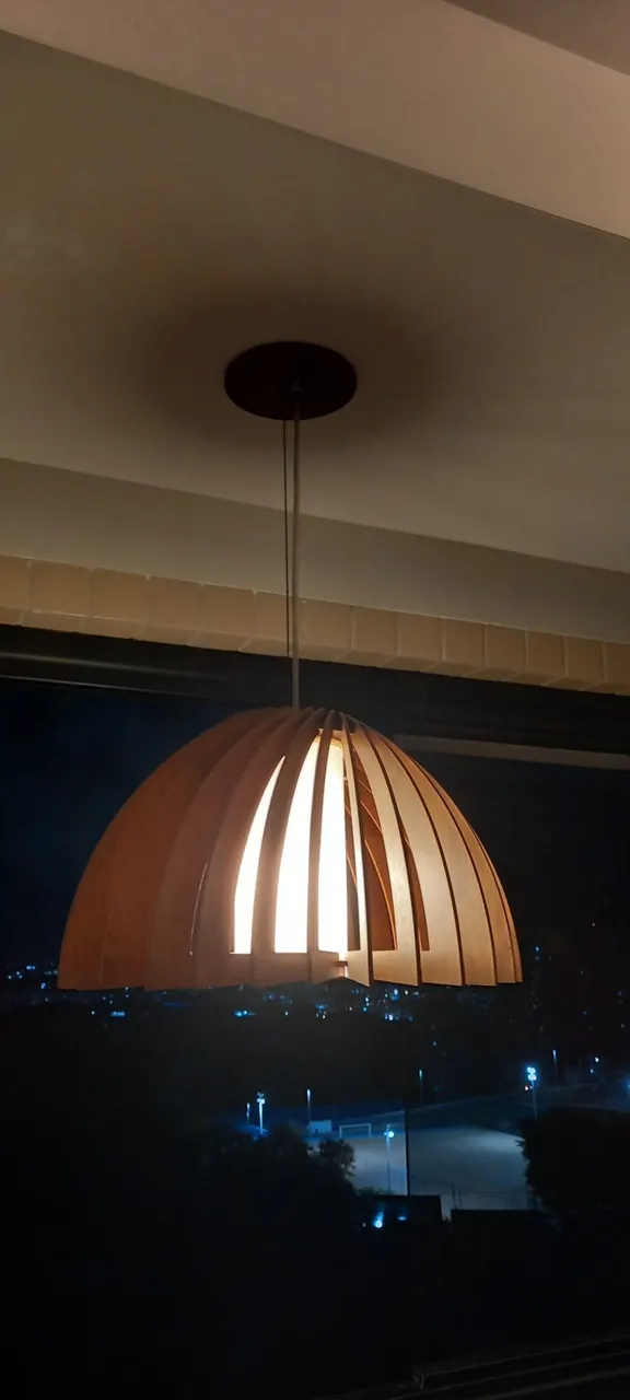Lustre de madeira moderno