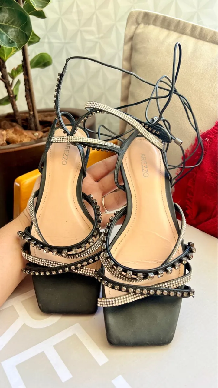 Sandália Feminina Arezzo com Strass - Elegância nos seus pés