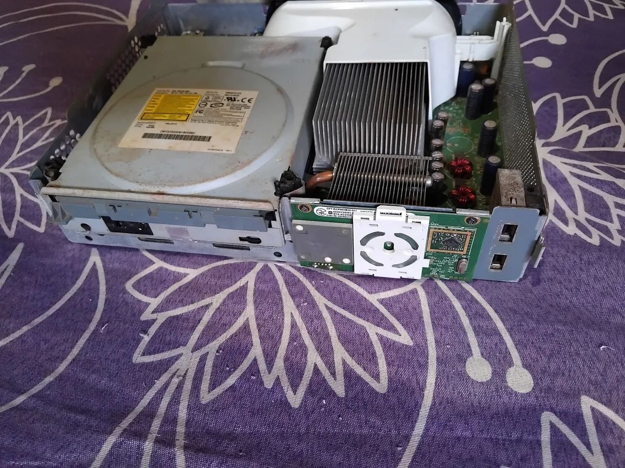 carcaça do Xbox 360 sucata  para aproveitar peças leia o anúncio todo 