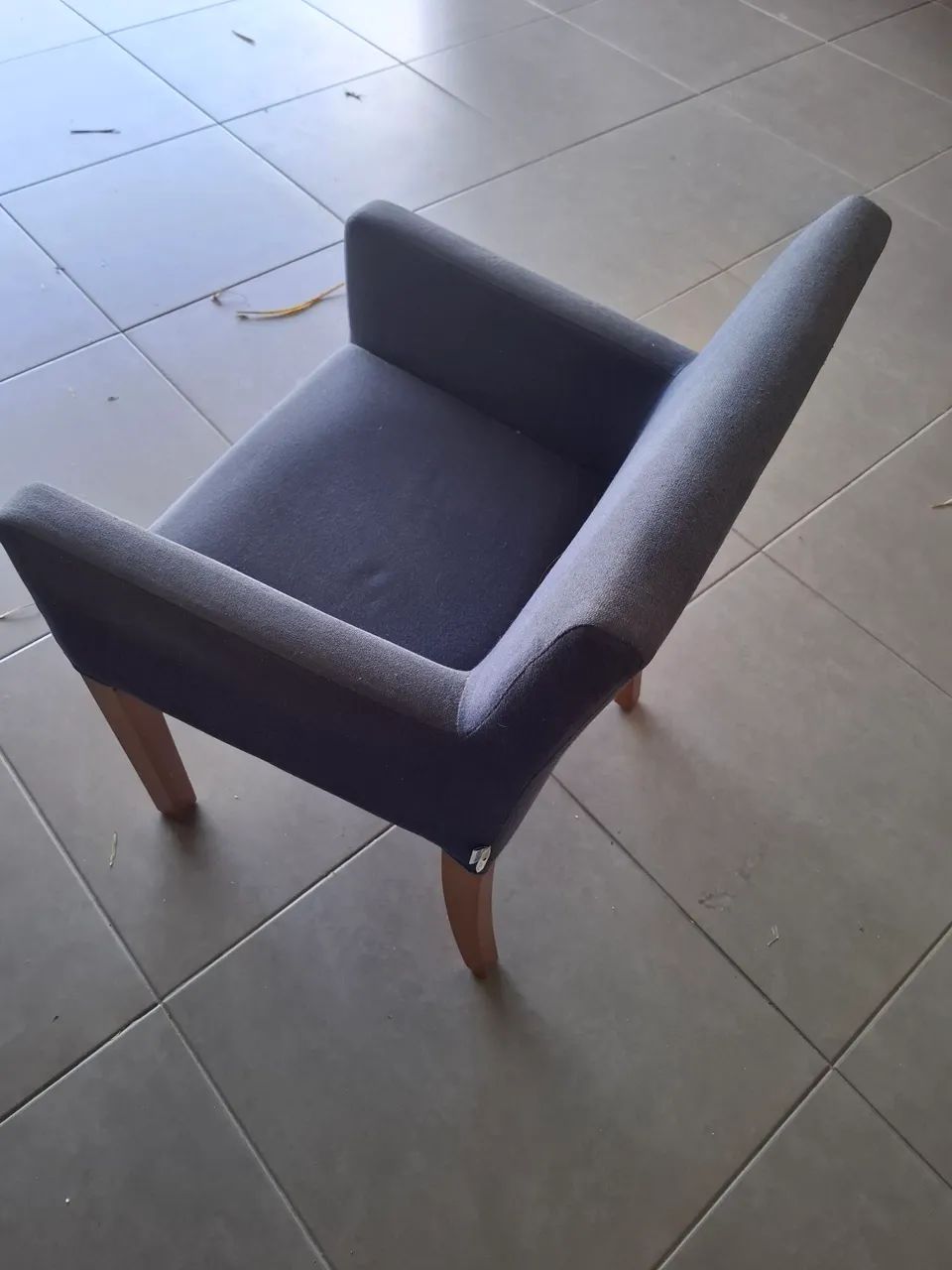 Poltrona confortável e elegante, está sem defeito só o tecido desbotado. - Foto 3