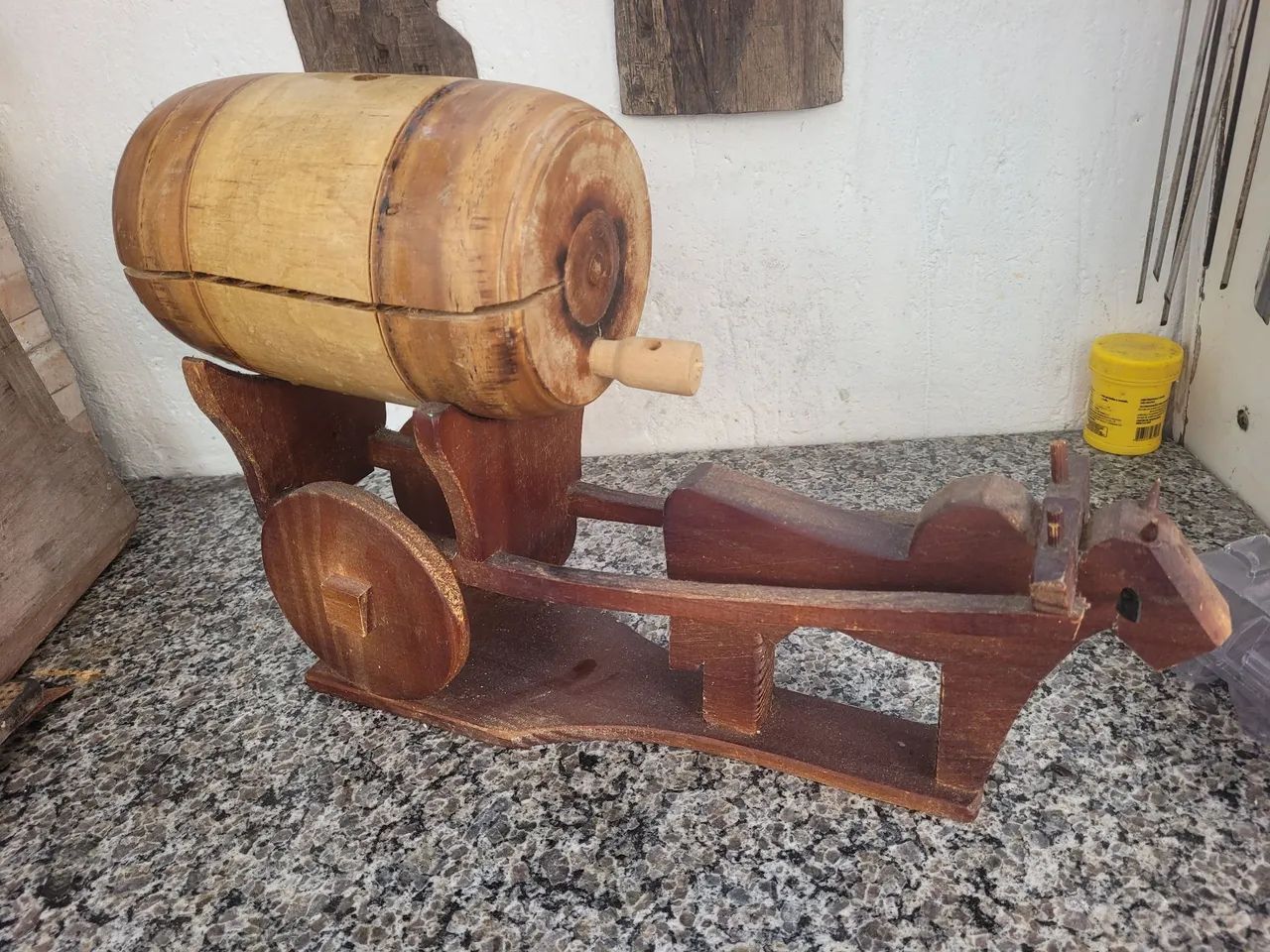  Carro de boi de madeira com barrica - Foto 2