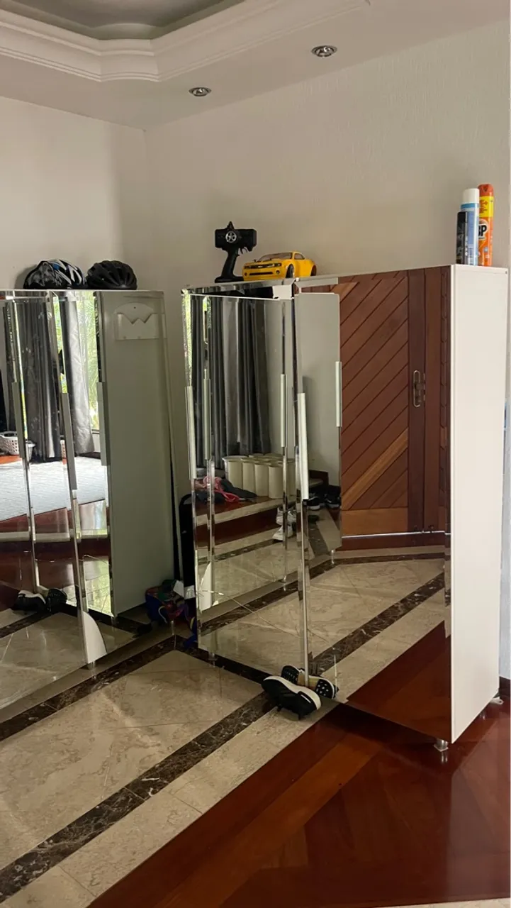 Sapateira com espelho na porta