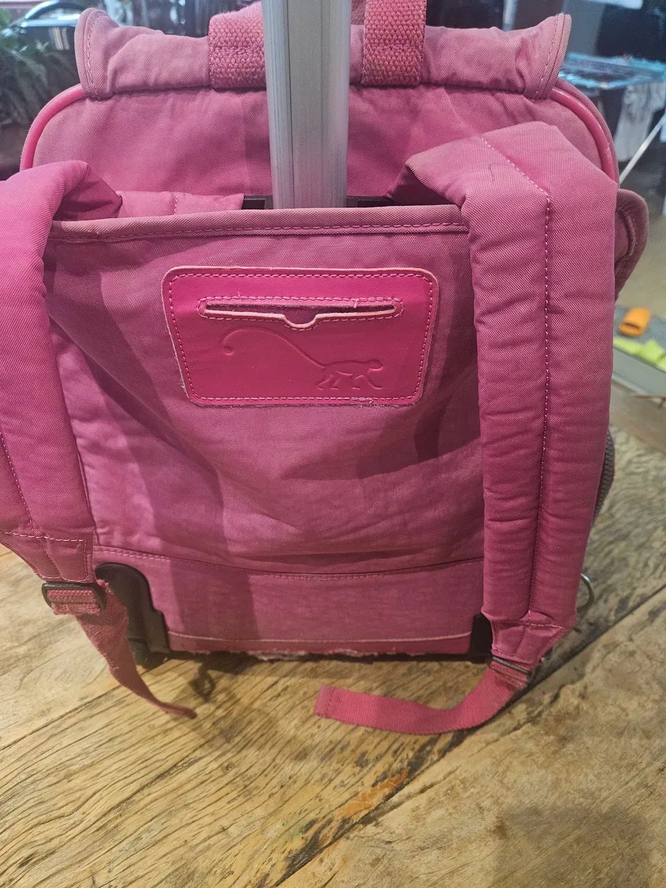 Mochila de Rodinhas Kipling Rosa - Usada  - Foto 3