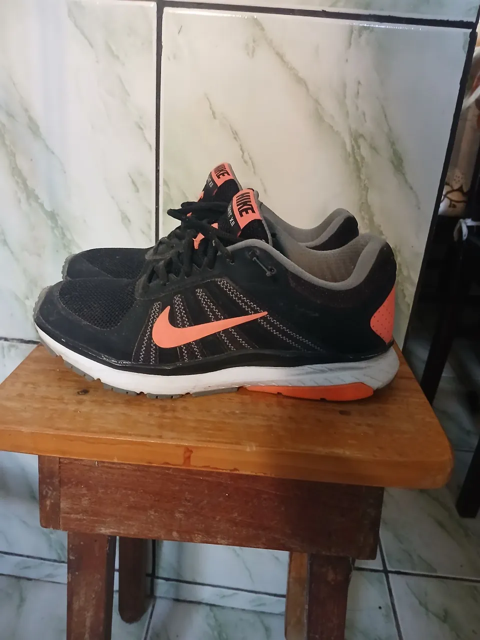 Tênis Nike Preto com detalhes Laranja