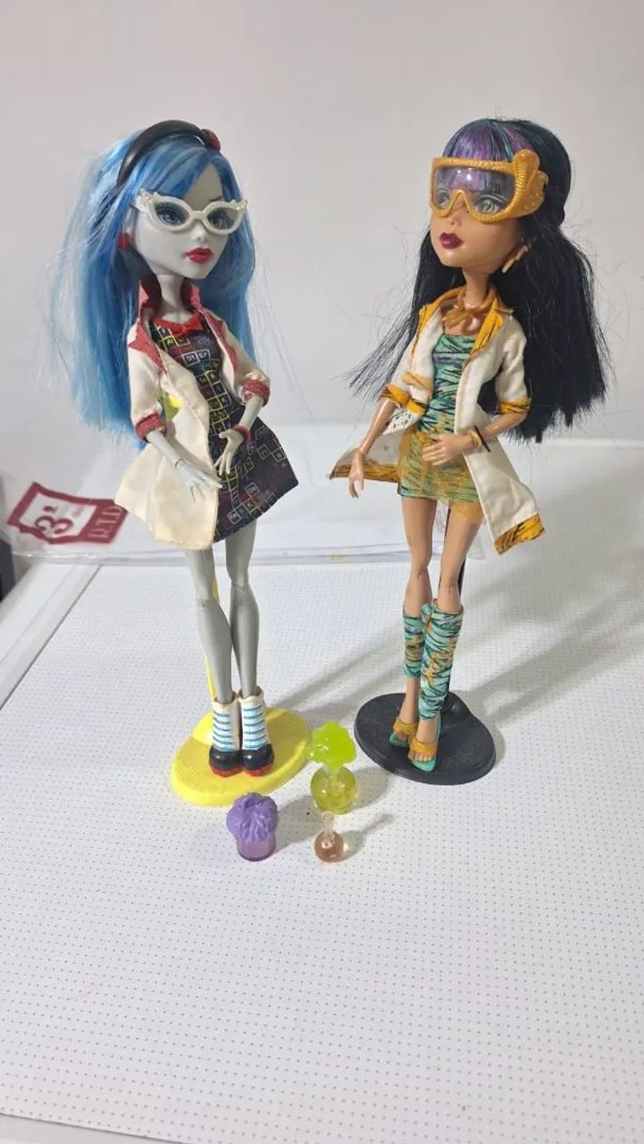 Ghoulia Yelps e Cleo de Nile- Mad Science