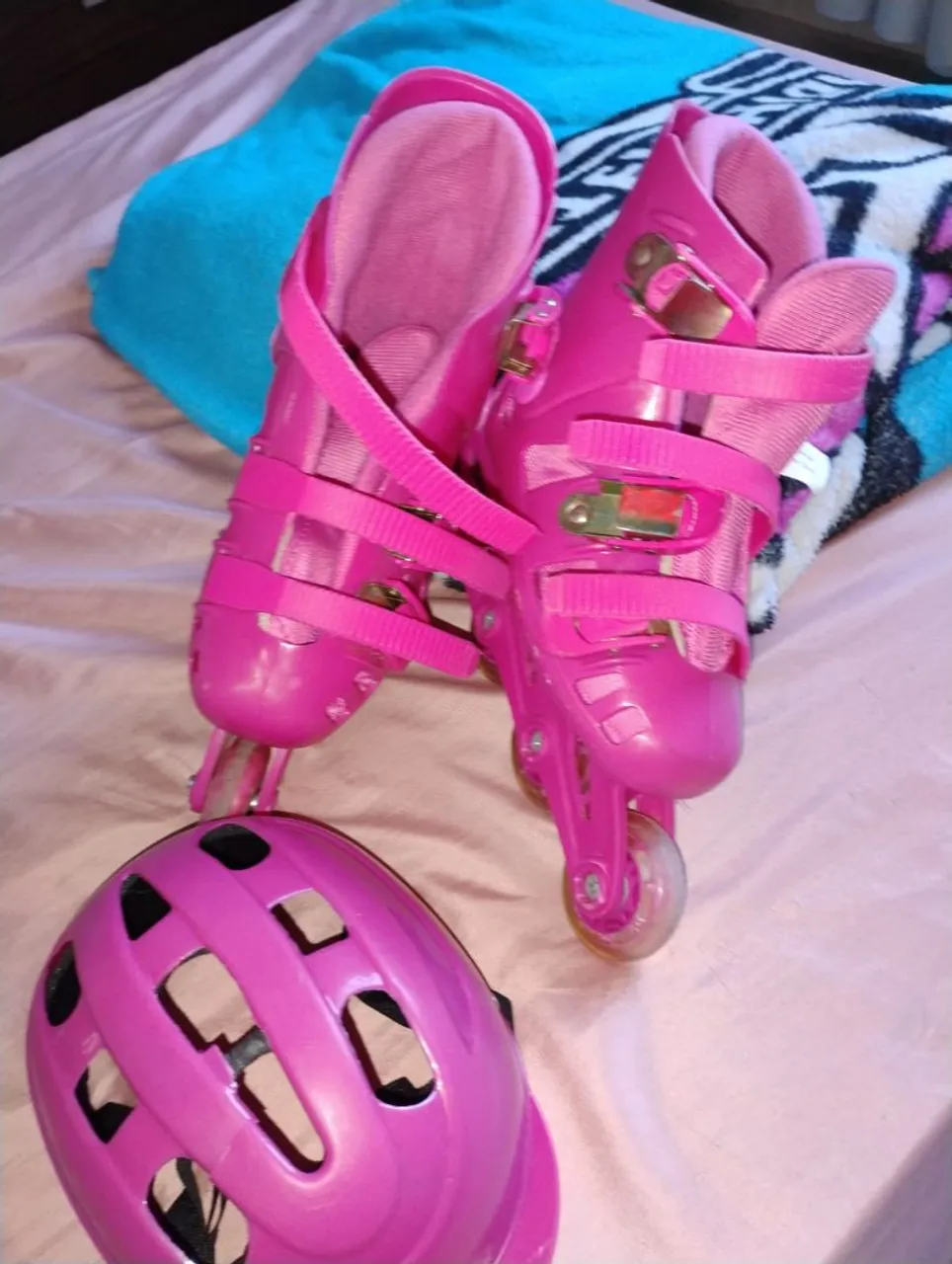 Patins Rosa Infantil com Capacete - Diversão Garantida!