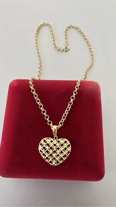 Colar de corrente com pingente de coração em ouro