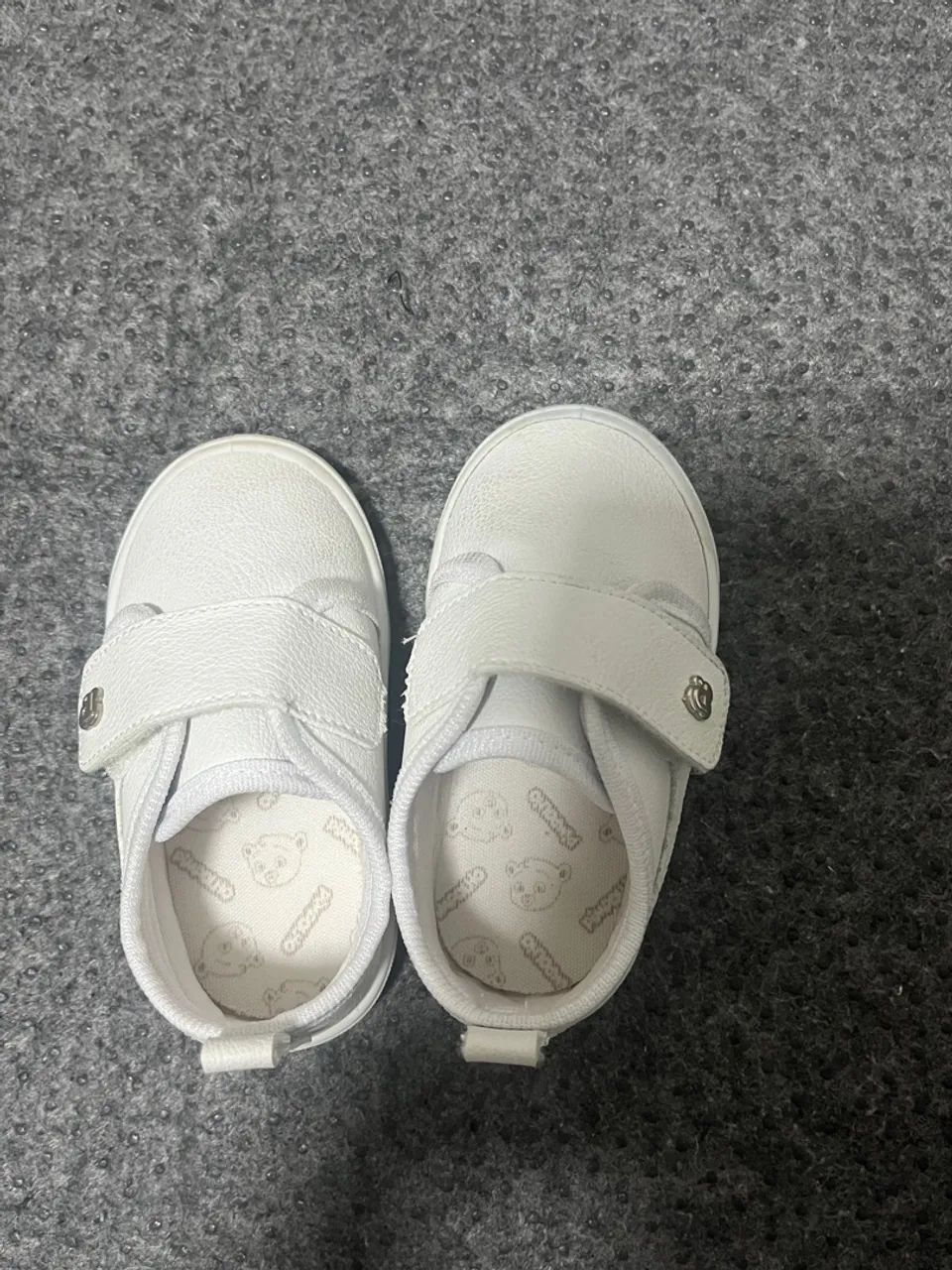 Sapatinhos de bebê branco tamanho 19.
