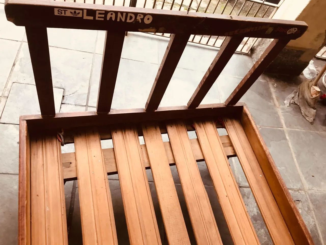 Cama de madeira antiga