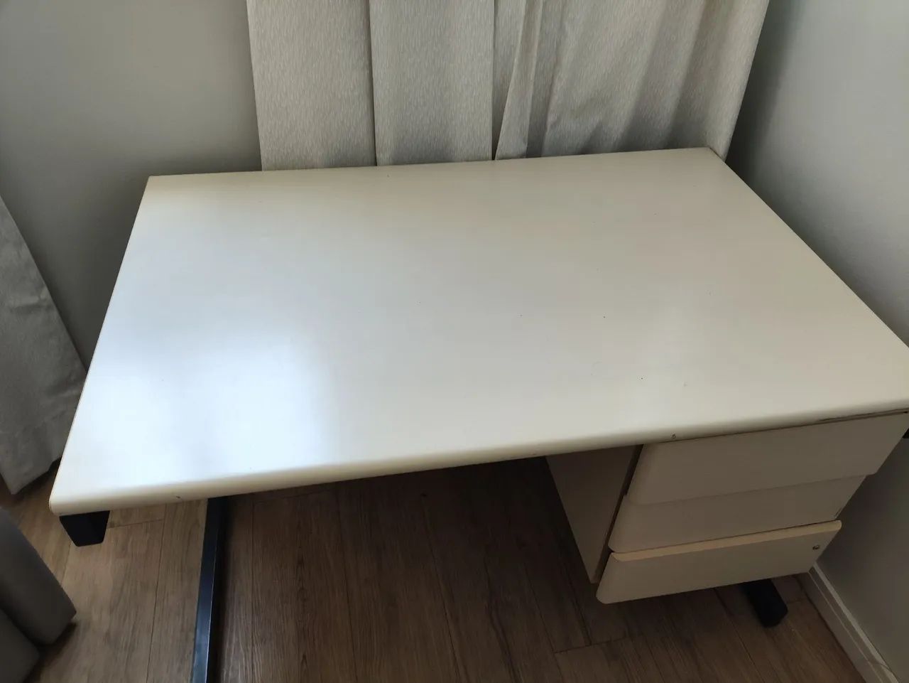 Mesa para escritório com gavetas bege