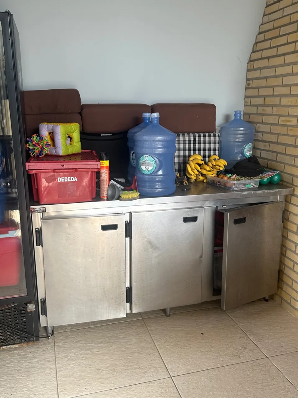 Balcão inox e geladeira de bebidas