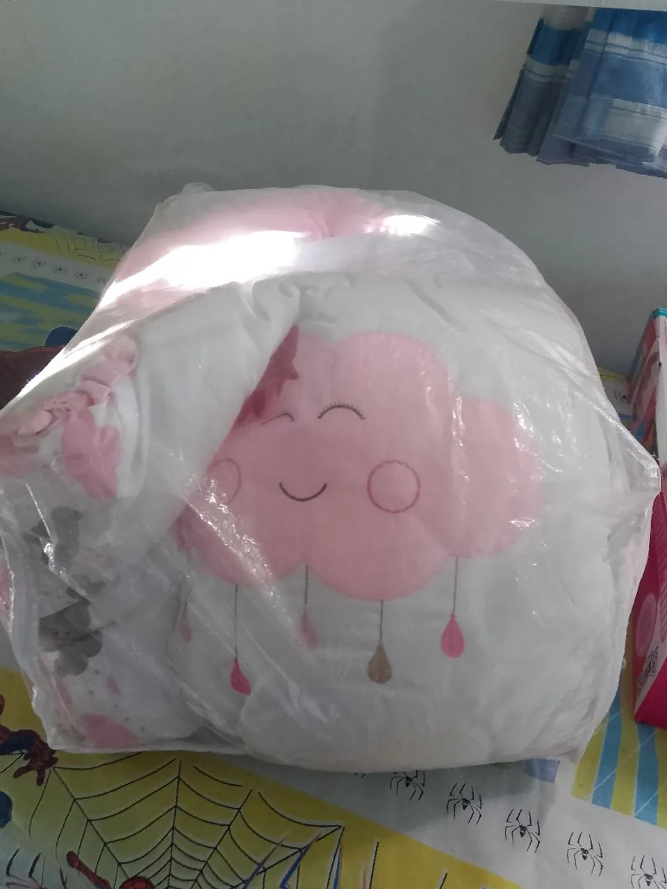 Enxoval de bebê com tema de nuvem rosa