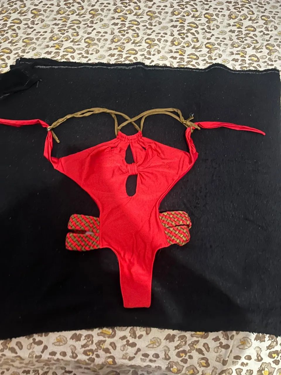 Maiô vermelho e bronze 