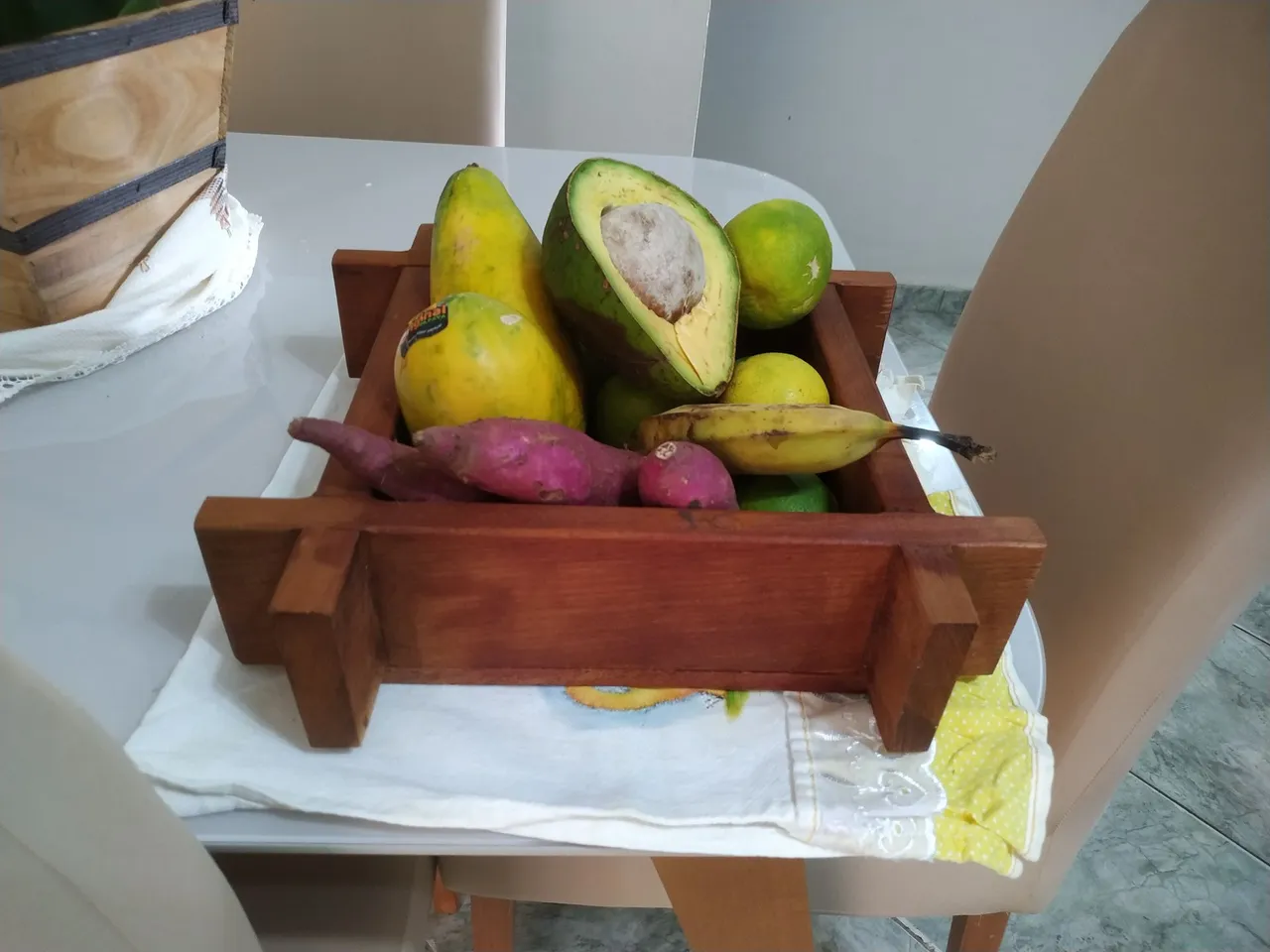 Cesto de madeira para frutas