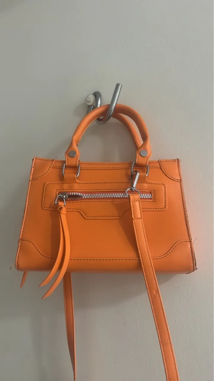 Bolsa laranja com detalhes estilosos