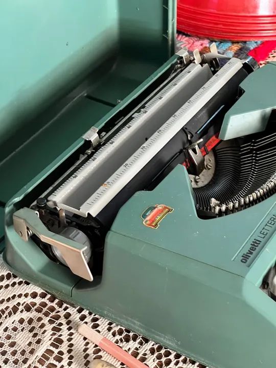 Máquina de Escrever Olivetti Lettera 82, conservada - Foto 2