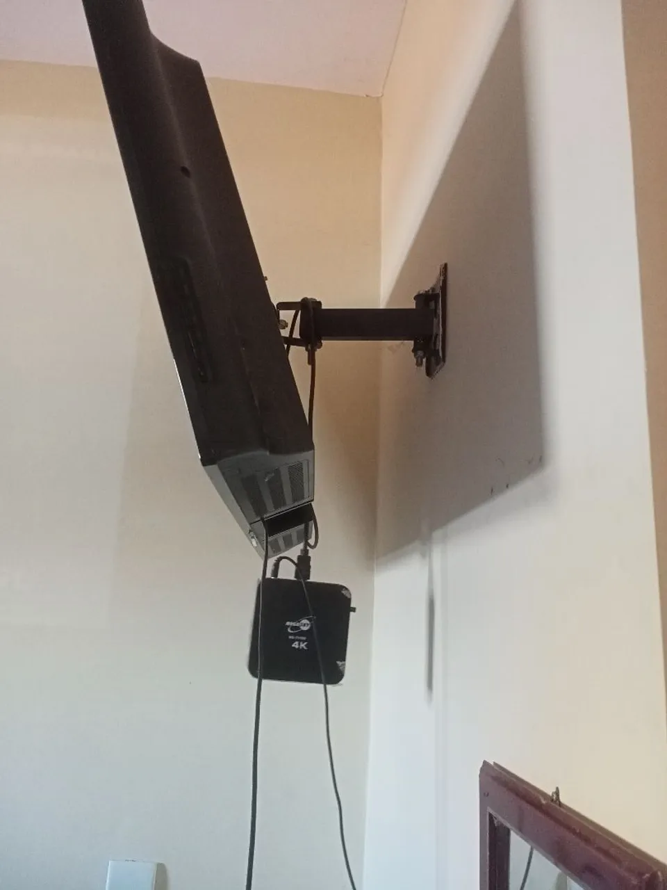 TV com suporte articulado e conversor