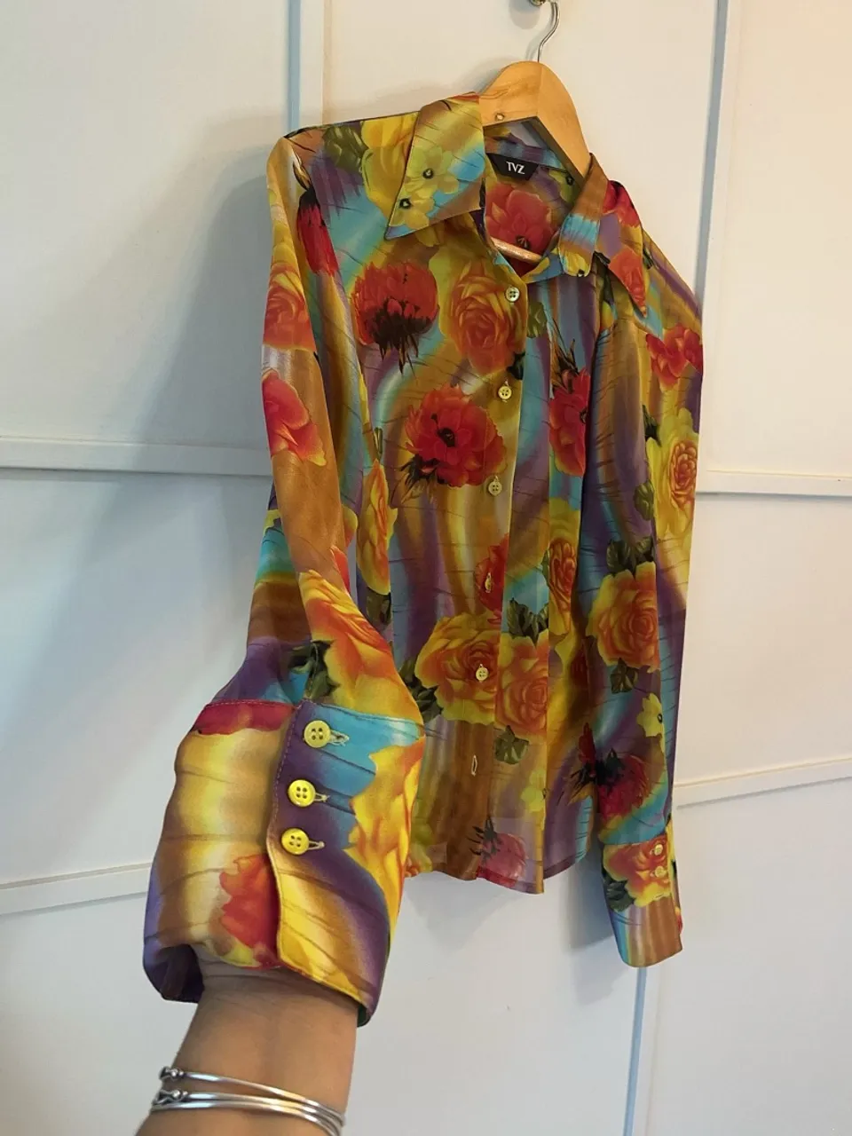 Camisa floral vintage com mangas longas