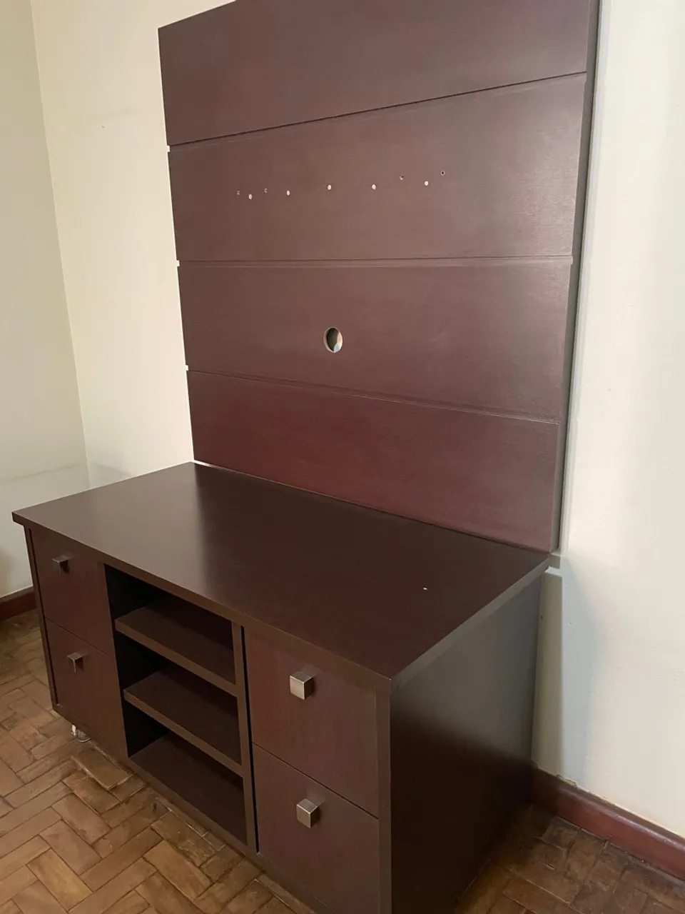 Painel para TV com Rack em Madeira Maciça - Elegância e Organização