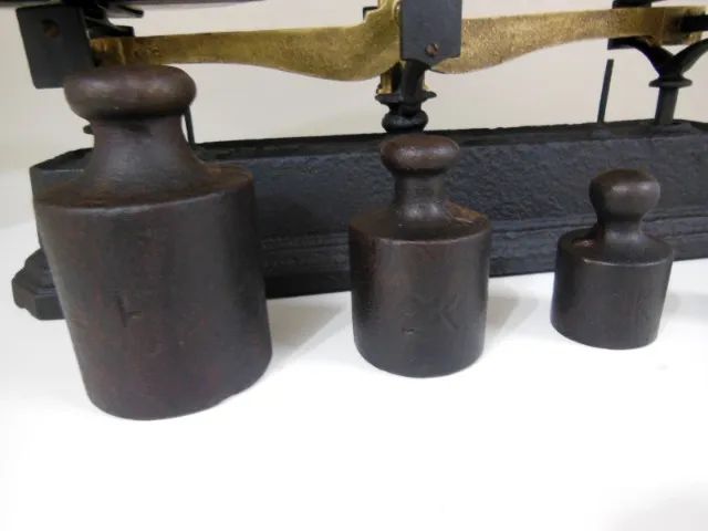 Balança Antiga de Armazém c/ Pratos de Latão e Pesos - Foto 3