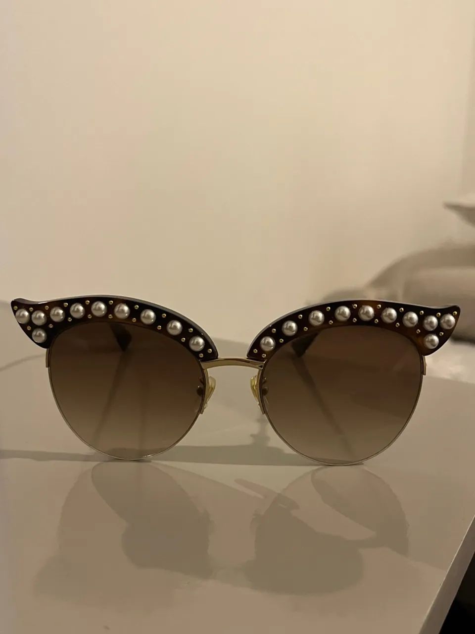 Óculos de sol Gucci com detalhes em pérolas