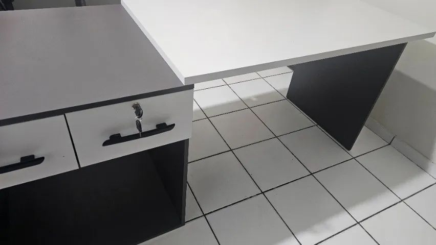 Conjunto modular de escritório para 2 estações com gaveteiro central - Foto 2