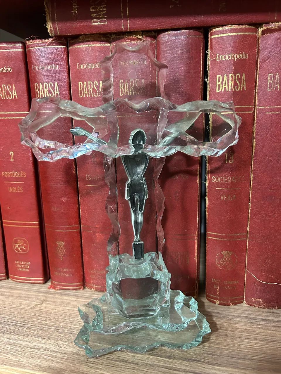 Crucifixo em cristal com Jesus Cristo em metal - Foto 2