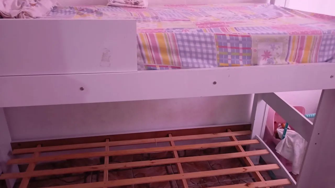 Cama beliche com escada e proteção na lateral  - Foto 3