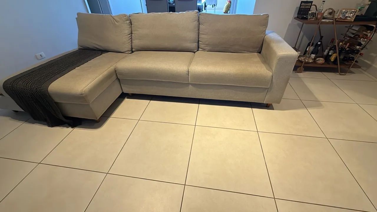 Sofá Meg 3 Lugares Com Chaise E Mesinha Lateral Madeira Mcç - Foto 2