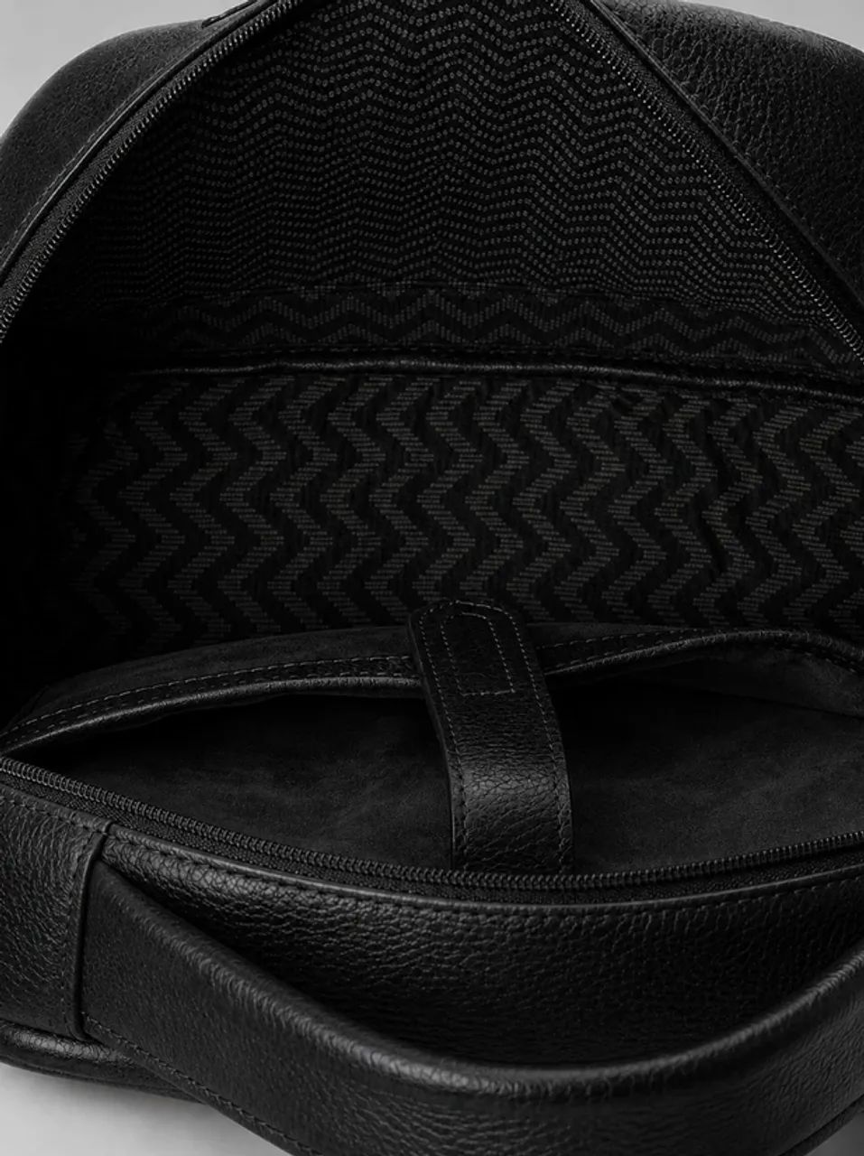 Mochila de Couro Legítimo - cor Marrom - Foto 4