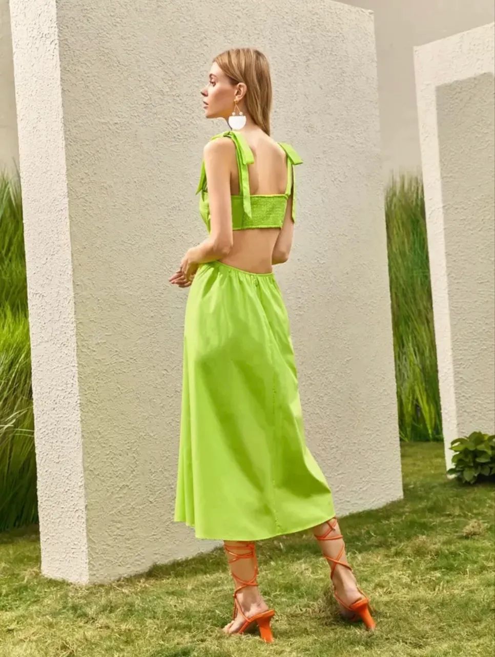 Vestido verde-limão com recortes e laços  - Foto 2